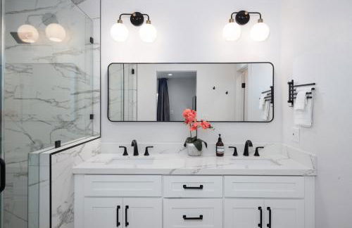 NEW Lux 5BR Villa Near Disney, Knotts, LA, OC with Hot Tub & Games - Photo 19