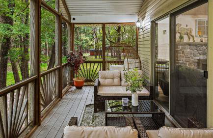Frolic on Fern by Avantstay Enclosed Deck w/ Forest Views, Bar - Foto 2