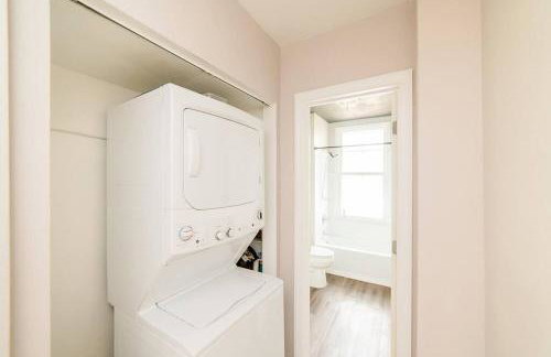 Comfortable and Walkable - Off-Street Parking - Foto 12