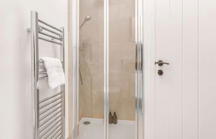 Elegant Garden Apartment, Private Parking & EV Charger, Walk to Town - Foto 17