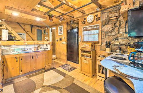 Secluded and Quiet Pocono Mountain Cabin with Hot Tub! - Foto 14