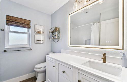 Luxury Home with Hot Tub & Outdoor Oasis blocks from the Beach - Foto 43