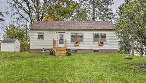Birchwood Cottage with Red Cedar Lake Access! - Foto 2