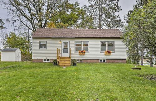 Birchwood Cottage with Red Cedar Lake Access! - Foto 2
