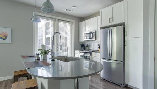 Boulevard Stays Pool Gym Parking 1BR King Suite C - Foto 3