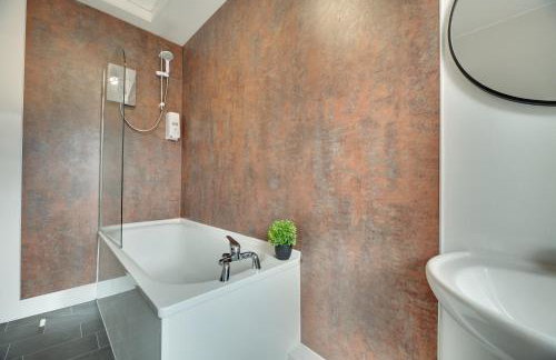 Newcastle CITY APT5,FREE STREET PARKING,4 BEDROOM HOUSE WITH 2 FULL BATHROOM AND KITCHEN,ALL ROOMS WITH TVs,7 BEDS,NETFLIX - Photo 17