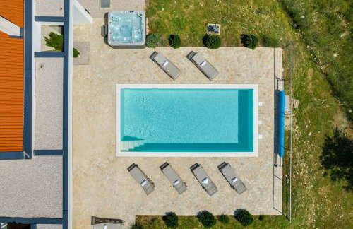 Luxury Spa Villa w Heated Pool, Jacuzzi & Sauna - Photo 55