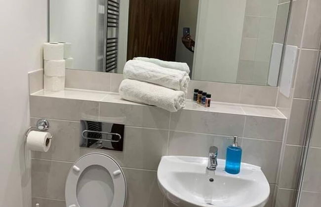 Stunning 2-bed Apartment in Grays - Photo 37