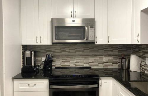 Oceanview on SAND located in Ocean Manor Resort Fort Lauderdale Beach 2 bed 2 bath spacious corner unit partial ocean view - Foto 7