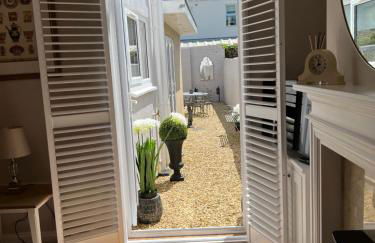 The Lily Pad - Boutique Townhouse, a short walk to Town Center and Racecourse - Photo 7