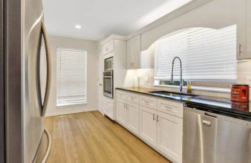 City Gem 4BR with POOL Sleeps 8 - Foto 15