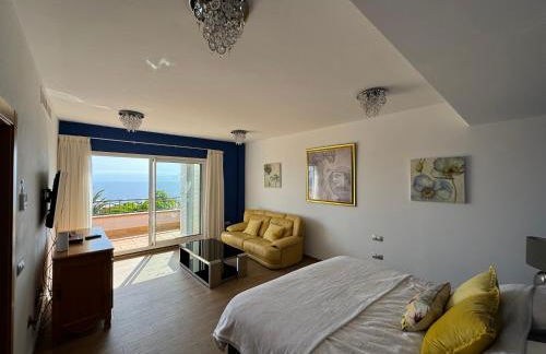 VILLA BLOSSOM in the beautiful area of Puerto Santiago Tenerife with 5 bedrooms for up to 10 guests private swimming pool and many other activities to entertain the family Secure parking for 2 cars and disabled access throughout - Foto 49