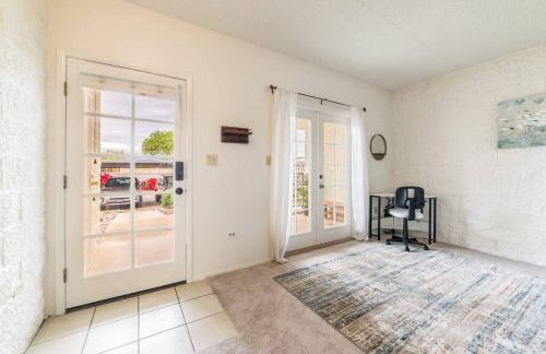 Bright Eastside 2BD 2BA Retreat w Pool and Parking - Foto 13