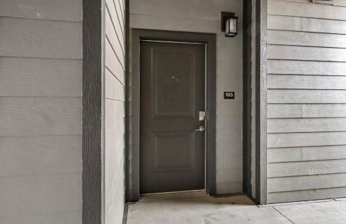 Luxe King Suite, Cozy Sectional, Gym, Pool, U of A - Photo 51