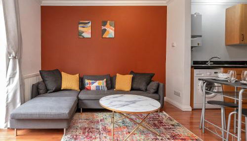 Stylish Town Centre Apartment, ALLOCATED FREE PARKING SPACE, RICKMANSWORTH HIGH STREET, Modern Decor, Juliet Balcony, Walking Distance to Rickmansworth Station Metropolitan Line - Foto 3