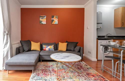 Stylish Town Centre Apartment, ALLOCATED FREE PARKING SPACE, RICKMANSWORTH HIGH STREET, Modern Decor, Juliet Balcony, Walking Distance to Rickmansworth Station Metropolitan Line - Foto 3