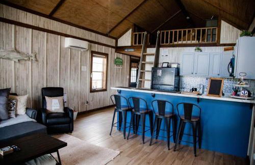 Rustic Chic Alabama Cabin w Loft Fire Pit Pet Friendly Fenced Yard Lake Guntersville - Lucky Lodge - Foto 27