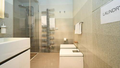 Luxury House - 2 Minutes Walk from Central Station - Photo 3, towels, Shower