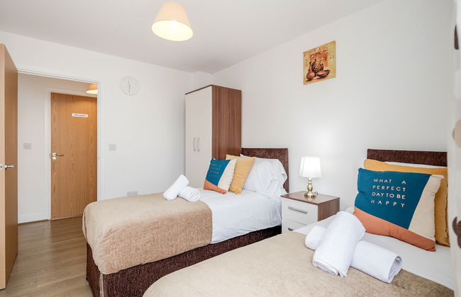Impeccable 2-bed Apartment in Romford - Photo 4