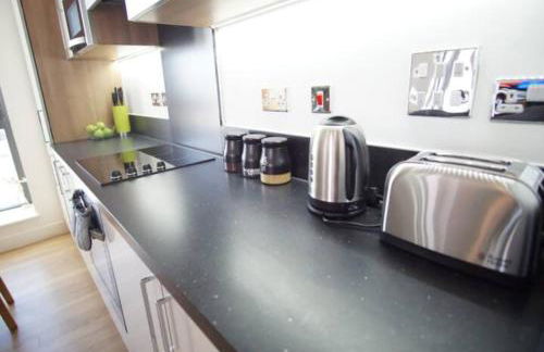 Spacious 2BR 2BA Apartment with Balcony & Free Parking - Near ExCeL & City Airport - Foto 13