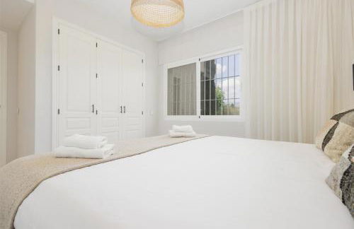 Luxurious frontline golf apartment in Elviria - Photo 38