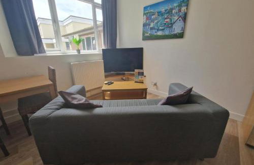 NEWLY Refurbed - Large Studio Apt With Private Parking - Foto 13