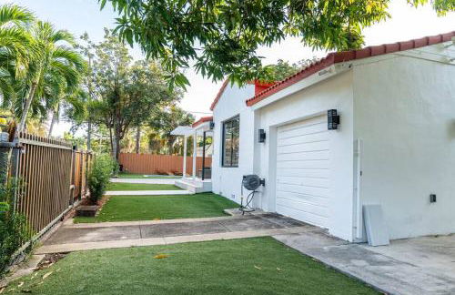 Luxury Retreat 3B ,2Ba POOL , Coral Gables Center - Photo 52