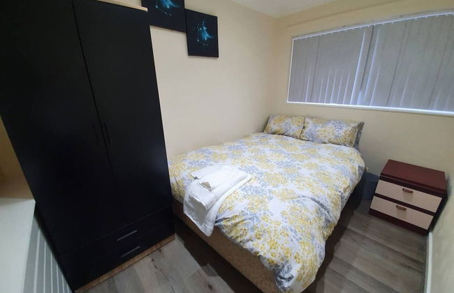 Lovely 5-bed House in Essex - Photo 2