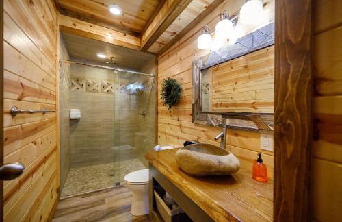 The Nomi Lodge - Sleeps 28 - Gorgeous Rustic Cabin, Centrally Located, Tons of Amenities - Photo 24