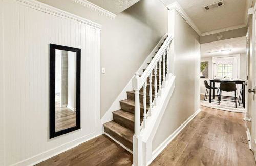 King Bed! Soaking tub! Fenced Yard w Screen Patio - Foto 50