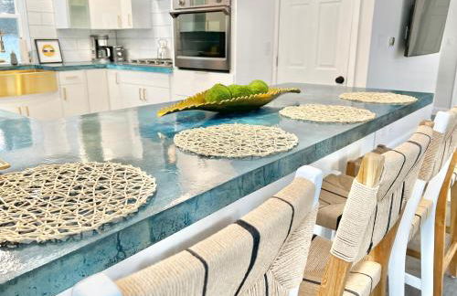 Luxury 4 bedroom 2 bath Lake Views - Photo 9