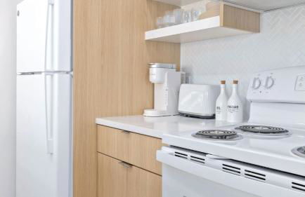 M Lake Worth Beach - Modern Villas Near West Palm Beach, Chic Retro Vibes, King Bed, Cozy Backyard, BBQ, Workspace, High-Speed Internet, Free Parking, 5 Minutes to Downtown & Beach - Foto 47