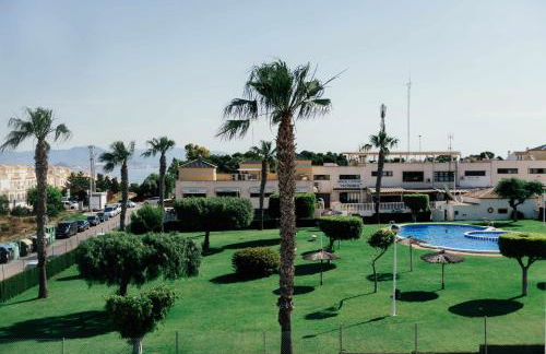 Stunning 2 bedroom apartment with Pool View - Photo 9