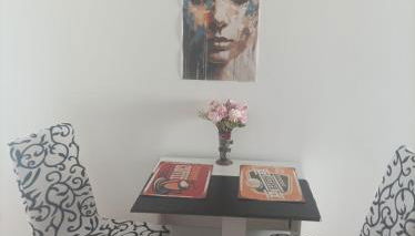 T2 Cosy, agréable fonctionnel et douillet, 1 lit 140 et un BZ , Wifi gratuit, boîte à clés, proche commerces et gare routière - Foto 2