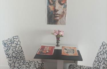 T2 Cosy, agréable fonctionnel et douillet, 1 lit 140 et un BZ , Wifi gratuit, boîte à clés, proche commerces et gare routière - Foto 2