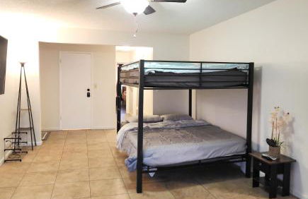 Private, Spacious, 4x Queen, 300 MBPS Internet with Backyard! - Foto 13