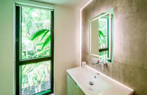 Bayview Villa by Rove Travel - Waterfront with Patio - Foto 34