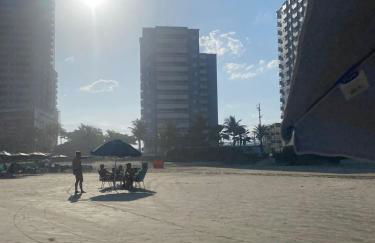 Apto aconchegante beira mar com ar no quarto - Foto 3