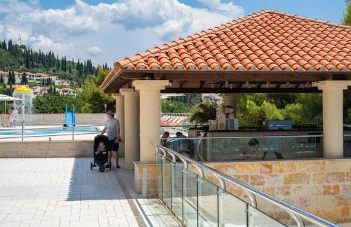 Apartmani D & J with Heated Pool & Stunning Sea View - Photo 39