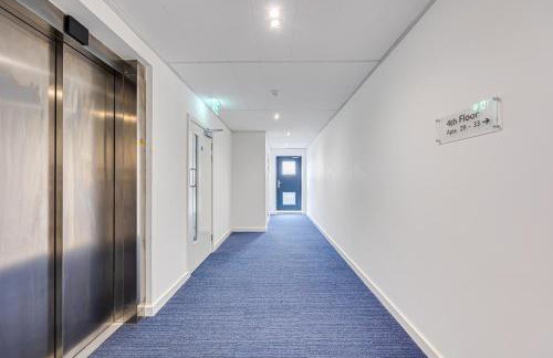 Penthouse Apartment - City Centre - Secure Parking, Balcony, Self-Check-In, Fast Wifi and Smart TV with Netflix by Yoko Property - Photo 24