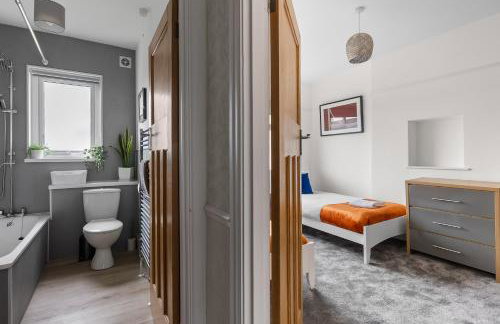 Substantial 5 bedroom townhouse with disabled access apartment, private off road parking space with EV point from 15th April 26, jaccuzi bath, Netflix and Wifi, near Argyle, boutique shops eateries and pubs - Foto 53