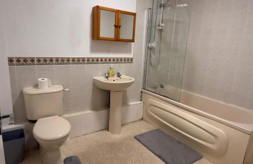 Large 4 Bed with Parking - Foto 22