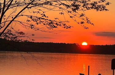 Family-Friendly 5BR House by the Lake - Foto 3