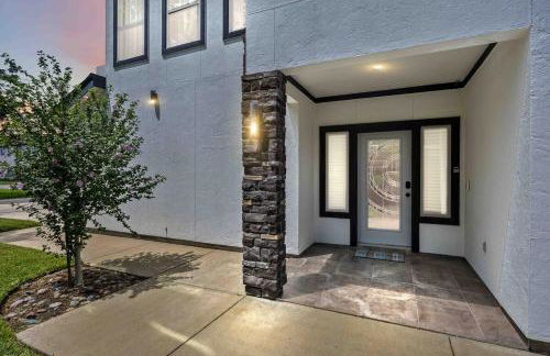 Resort vibe with Pool and Hot tub Downtown skyline views - Photo 20