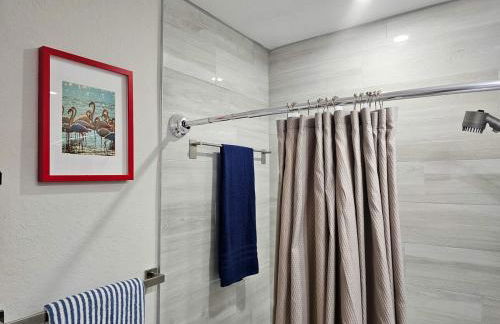 The Ruby - Hot Tub - King beds - Close to LMC - Foto 24