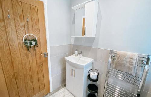 LITTLE RED HOLIDAY HOME - 2 Bed House with Free Parking within West Yorkshire, local access to the Peak District - Foto 10