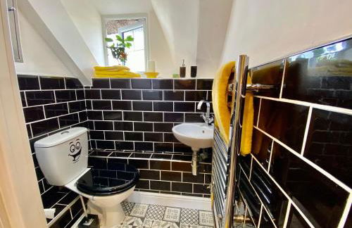 Beautiful Character 5 Bedroom Dorset Thatched Cottage - Great Location - Garden - Parking - Fast WiFi - Smart TV - Newly decorated - sleeps up to 10! Only 18 mins drive to Sandbanks Beach! Close to Bournemouth & Poole - Photo 14