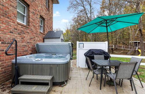 Peaceful Historic Villa with Hot Tub & Pool near Downtown Nashville, Tennessee - Photo 4