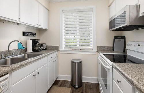 Relaxing Lakeview Stay Near Beach w Pool - Foto 7