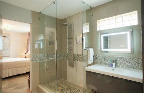 Luxe Dallas Estate Nearly Half Acre Skyline Views - Foto 43